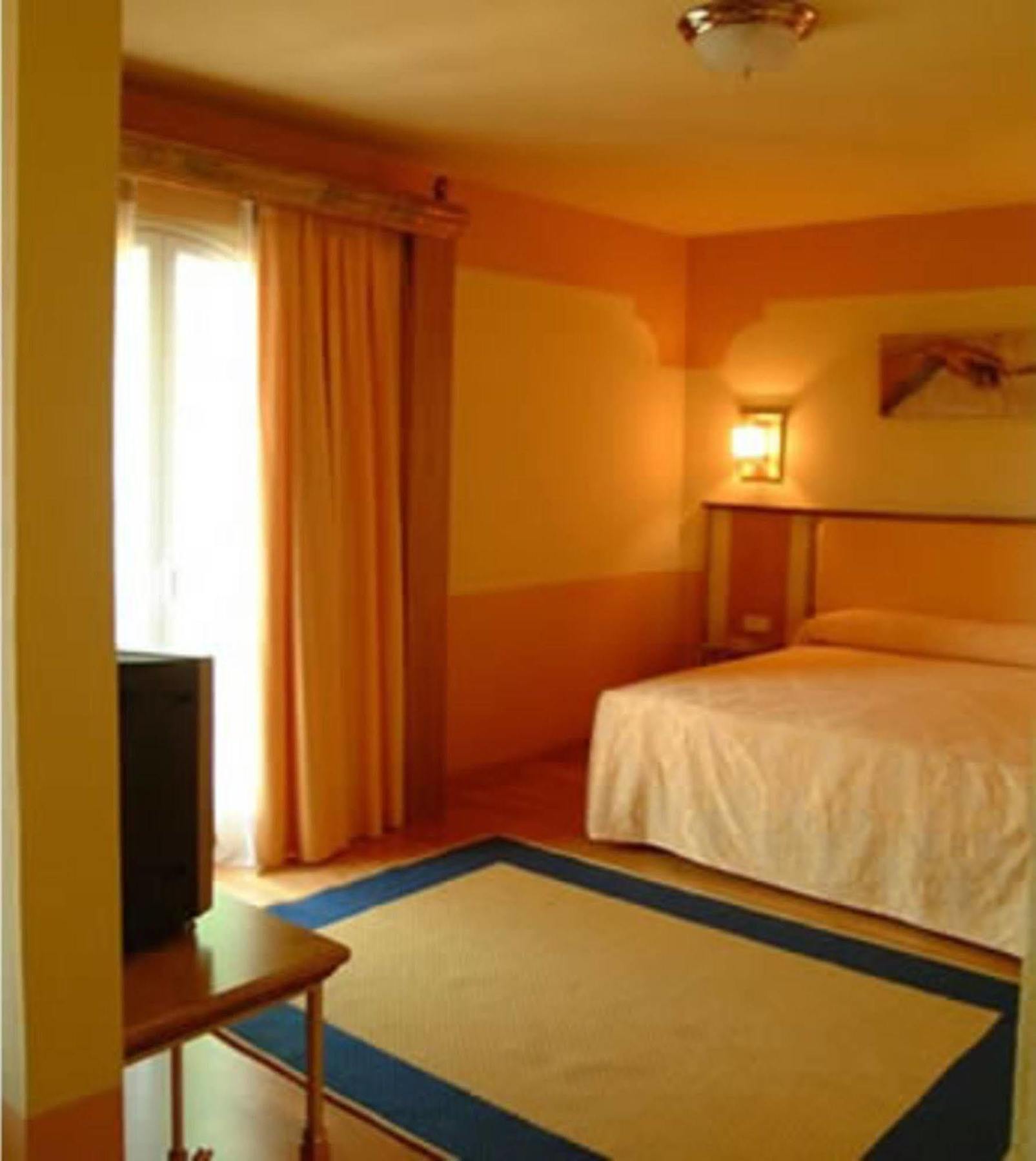 Hotel Fuente Las Piedras Cabra Exteriör bild